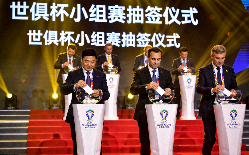 世俱杯小组赛抽签仪式现场各队代表上台抽取对阵